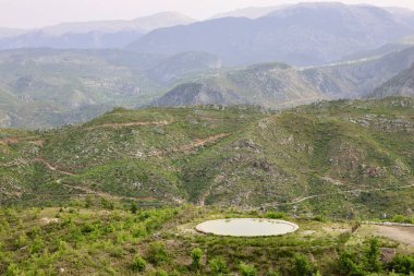 Dağlık peyzaj göleti. Dağlık viraj yolu. yukarıdan dağ manzarası