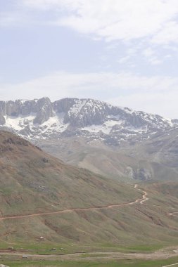 Dağlık viraj yolu. yukarıdan dağ manzarası