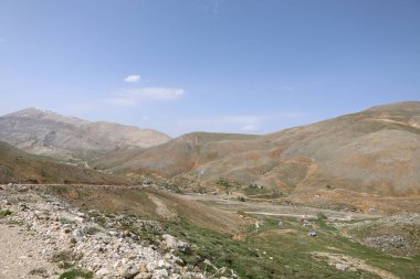 Dağlık viraj yolu. yukarıdan dağ manzarası