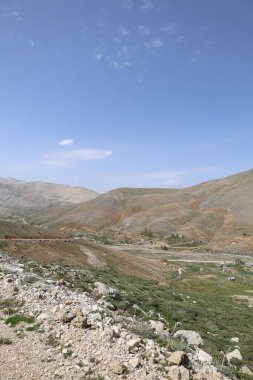 Dağlık viraj yolu. yukarıdan dağ manzarası