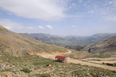 Dağlık viraj yolu. yukarıdan dağ manzarası