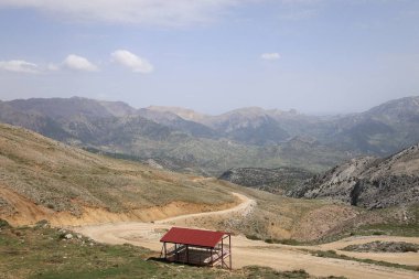 Dağlık viraj yolu. yukarıdan dağ manzarası