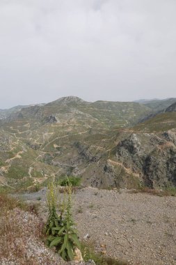Dağlık viraj yolu. yukarıdan dağ manzarası
