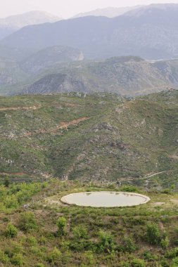 Dağlık peyzaj göleti. Dağlık viraj yolu. yukarıdan dağ manzarası