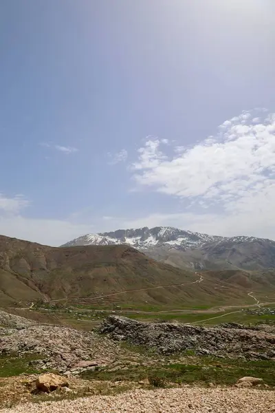 Dağlık viraj yolu. yukarıdan dağ manzarası