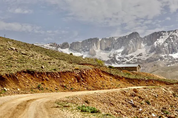 Dağlık viraj yolu. yukarıdan dağ manzarası