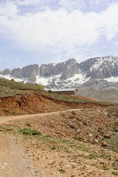 Dağlık viraj yolu. yukarıdan dağ manzarası