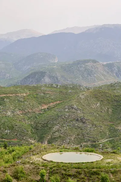 Dağlık peyzaj göleti. Dağlık viraj yolu. yukarıdan dağ manzarası