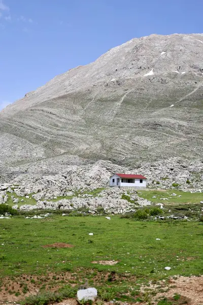 Dağlık peyzaj göleti. Dağlık viraj yolu. yukarıdan dağ manzarası