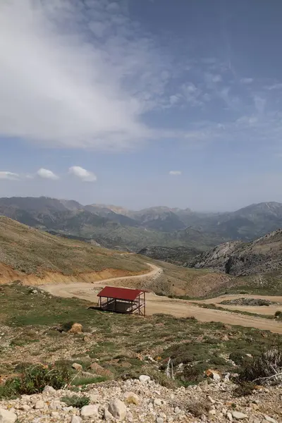 Dağlık viraj yolu. yukarıdan dağ manzarası