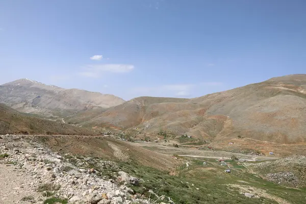 Dağlık viraj yolu. yukarıdan dağ manzarası