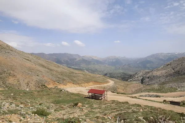 Dağlık viraj yolu. yukarıdan dağ manzarası