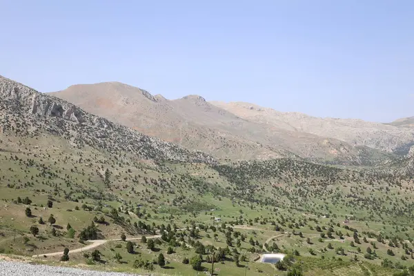 Dağlık viraj yolu. yukarıdan dağ manzarası