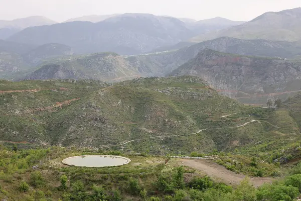 Dağlık peyzaj göleti. Dağlık viraj yolu. yukarıdan dağ manzarası