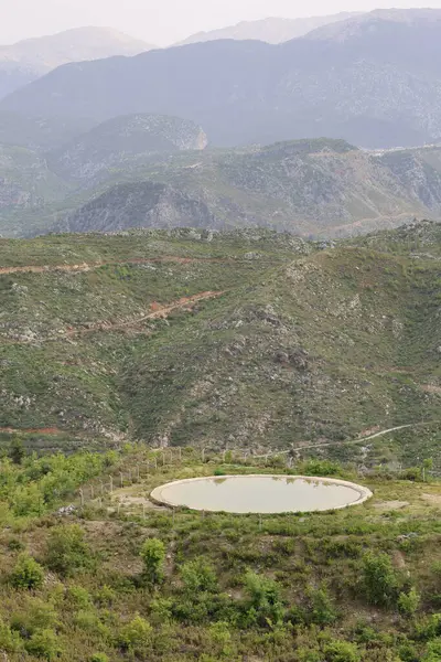 Dağlık peyzaj göleti. Dağlık viraj yolu. yukarıdan dağ manzarası
