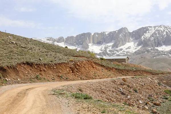 Dağlık viraj yolu. yukarıdan dağ manzarası