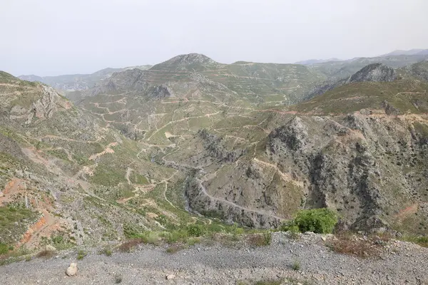 Dağlık viraj yolu. yukarıdan dağ manzarası