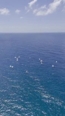 Mavi okyanus ufku. Geniş mavi okyanus. Tekne turkuvaz okyanusu. Yüksek kalite fotoğraf