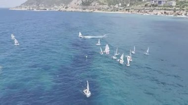 Mavi okyanus ufku. Geniş mavi okyanus. Tekne turkuvaz okyanusu. Yüksek kalite fotoğraf