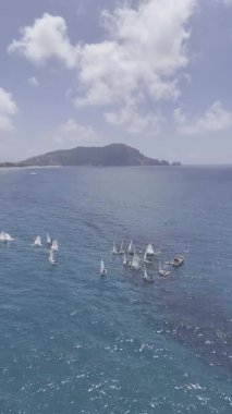 Mavi okyanus ufku. Geniş mavi okyanus. Tekne turkuvaz okyanusu. Yüksek kalite fotoğraf