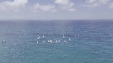 Mavi okyanus ufku. Geniş mavi okyanus. Tekne turkuvaz okyanusu. Yüksek kalite fotoğraf