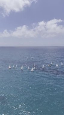 Mavi okyanus ufku. Geniş mavi okyanus. Tekne turkuvaz okyanusu. Yüksek kalite fotoğraf