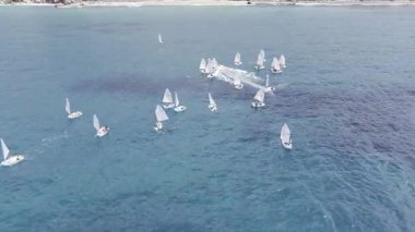 Mavi okyanus ufku. Geniş mavi okyanus. Tekne turkuvaz okyanusu. Yüksek kalite fotoğraf