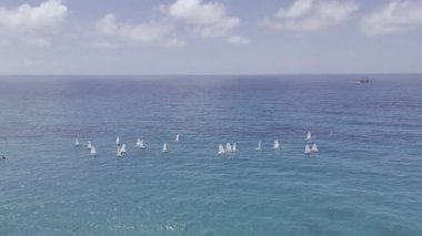 Mavi okyanus ufku. Geniş mavi okyanus. Tekne turkuvaz okyanusu. Yüksek kalite fotoğraf