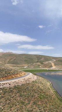 Dağ yeşili manzara. Ufuktaki ilk çimenlikte, karla kaplı dağları sersemleten doğa. Yüksek kalite fotoğraf