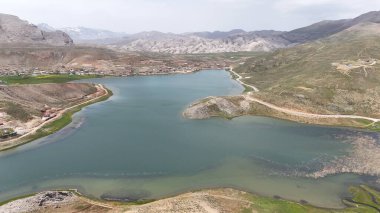 Dağ yeşili manzara. Ufuktaki ilk çimenlikte, karla kaplı dağları sersemleten doğa. Yüksek kalite fotoğraf