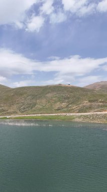 Dağ yeşili manzara. Ufuktaki ilk çimenlikte, karla kaplı dağları sersemleten doğa. Yüksek kalite fotoğraf