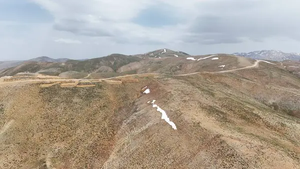 Dağlık viraj yolu. yukarıdan dağ manzarası