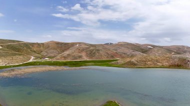 Dağ yeşili manzara. Ufuktaki ilk çimenlikte, karla kaplı dağları sersemleten doğa. Yüksek kalite fotoğraf