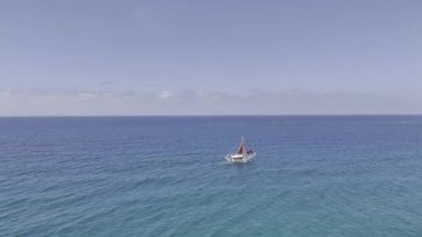 Geniş mavi okyanus. Tekne turkuvaz okyanusu. Yüksek kalite fotoğraf