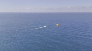 Geniş mavi okyanus. Tekne turkuvaz okyanusu. Yüksek kalite fotoğraf