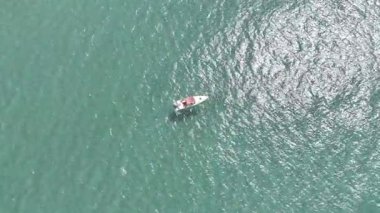 Geniş mavi okyanus. Tekne turkuvaz okyanusu. Yüksek kalite fotoğraf