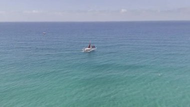 Geniş mavi okyanus. Tekne turkuvaz okyanusu. Yüksek kalite fotoğraf