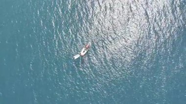 Geniş mavi okyanus. Tekne turkuvaz okyanusu. Yüksek kalite fotoğraf