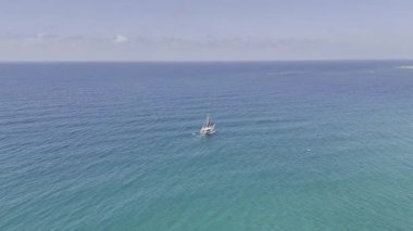 Geniş mavi okyanus. Tekne turkuvaz okyanusu. Yüksek kalite fotoğraf