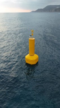 Sarı seyir şamandırası. Drone görünümü, drone videosu