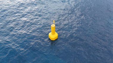 Sarı seyir şamandırası. Drone görünümü, drone videosu