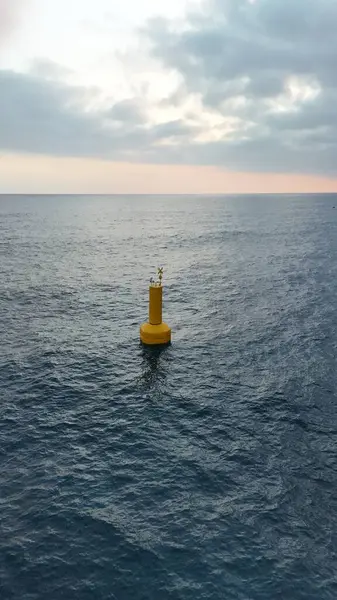 Sarı seyir şamandırası. Drone görünümü, drone videosu