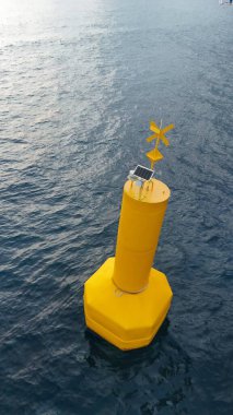 Sarı seyir şamandırası. Drone görünümü, drone videosu