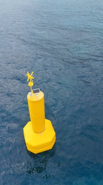 Sarı seyir şamandırası. Drone görünümü, drone videosu