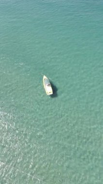 Geniş mavi okyanus. Tekne turkuvaz okyanusu. Yüksek kalite fotoğraf