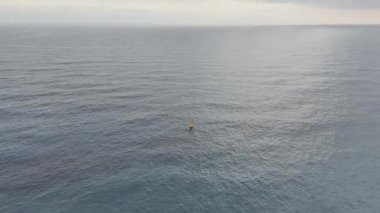 Sarı seyir şamandırası. Drone görünümü, drone videosu