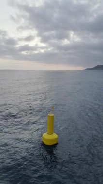 Sarı seyir şamandırası. Drone görünümü, drone videosu