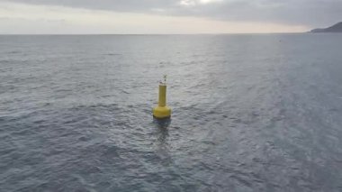 Sarı seyir şamandırası. Drone görünümü, drone videosu