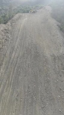 Dağ insansız hava aracı manzaralı kozalaklı orman 4k. Dağlarda doğal gaz boru hatları inşa ediliyor