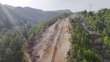 Dağ insansız hava aracı manzaralı kozalaklı orman 4k. Dağlarda doğal gaz boru hatları inşa ediliyor